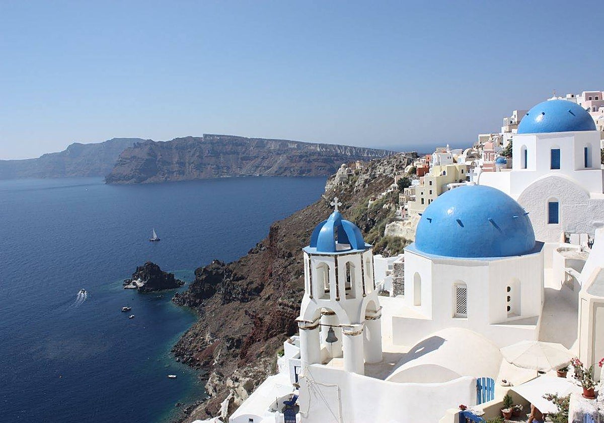 Cúpulas azules de las iglesias ortodoxas tradicionales de Agios Spiridonas en Oia, Santorini