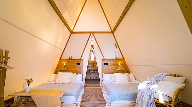 El interior de una delas tiendas glamping de Kampaoh