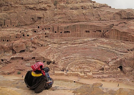 Imagen secundaria 1 - En la foto superior, las Tumbas Reales, una hilera de grandes mausoleos con fachadas monumentales en el centro de Petra. Sobre estas líneas, el teatro excavado en la roca. A la derecha, el Tesoro, la imagen más conocida en todo el mundo de Petra, sobre todo después de aparecer en 'Indiana Jones y la última cruzada' (1989)