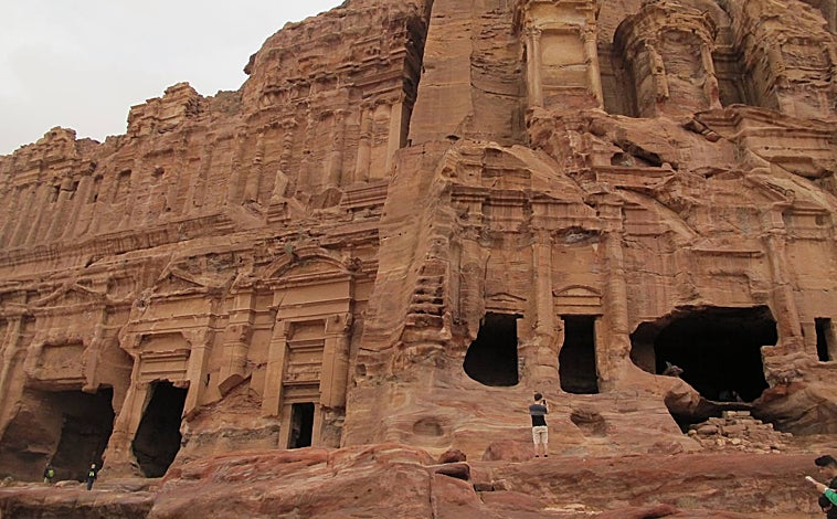 Imagen principal - En la foto superior, las Tumbas Reales, una hilera de grandes mausoleos con fachadas monumentales en el centro de Petra. Sobre estas líneas, el teatro excavado en la roca. A la derecha, el Tesoro, la imagen más conocida en todo el mundo de Petra, sobre todo después de aparecer en 'Indiana Jones y la última cruzada' (1989)