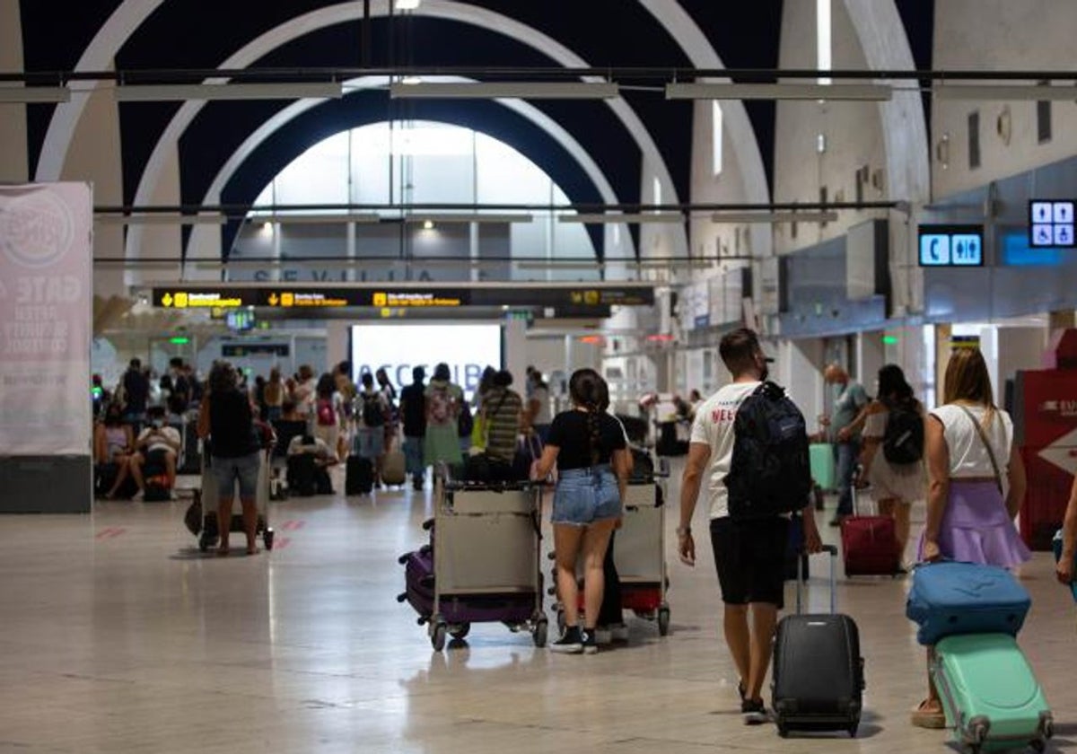 Multitud de pasajeros en el vestíbulo del Aeropuerto de Sevilla