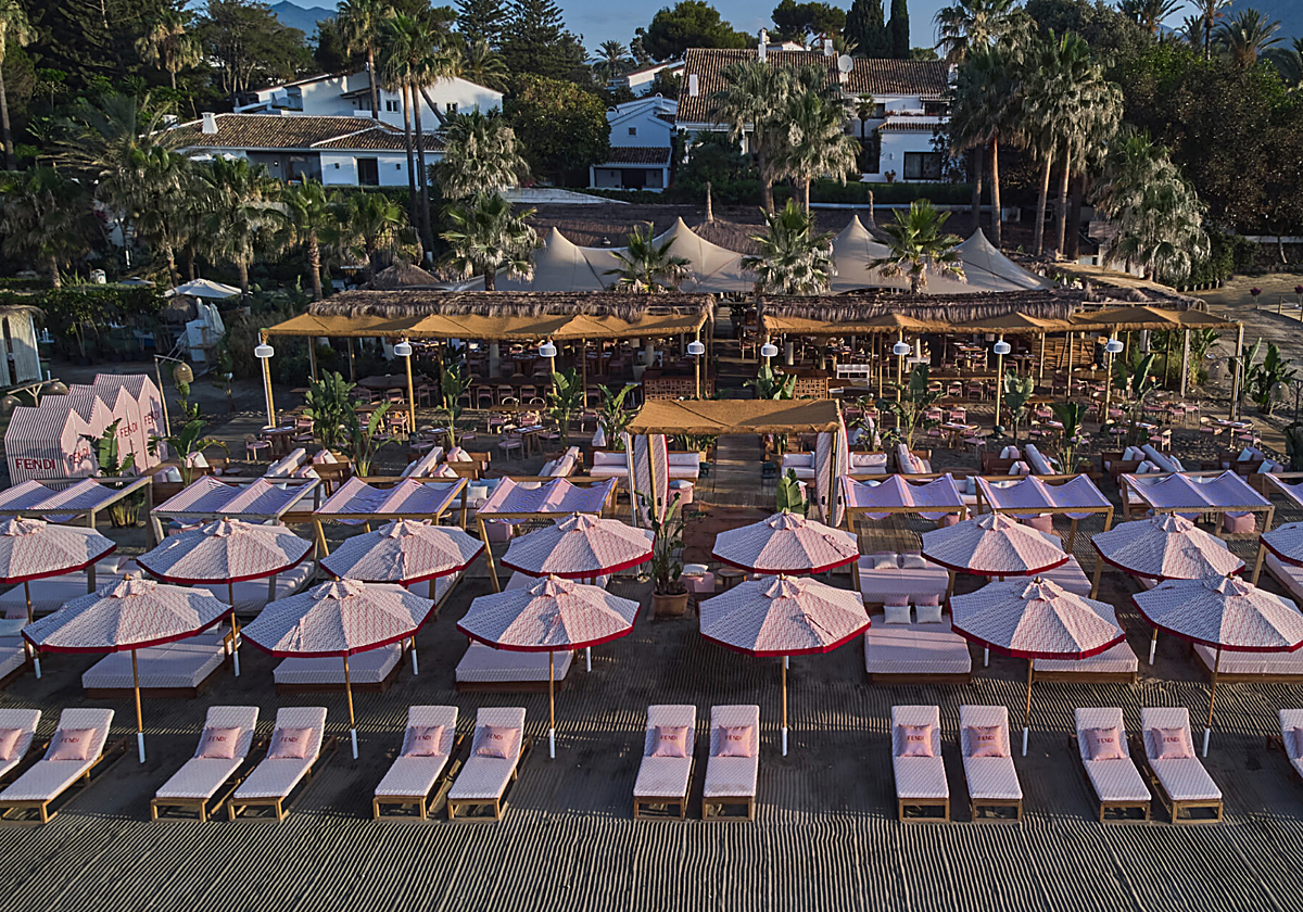 Imagen del beach club de Fendi en el Puente Romano Beach Resort, Marbella