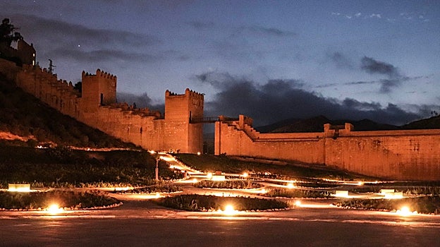 Una de las zonas del parque de la Hoya junto a la muralla de Jairán en Almería.
