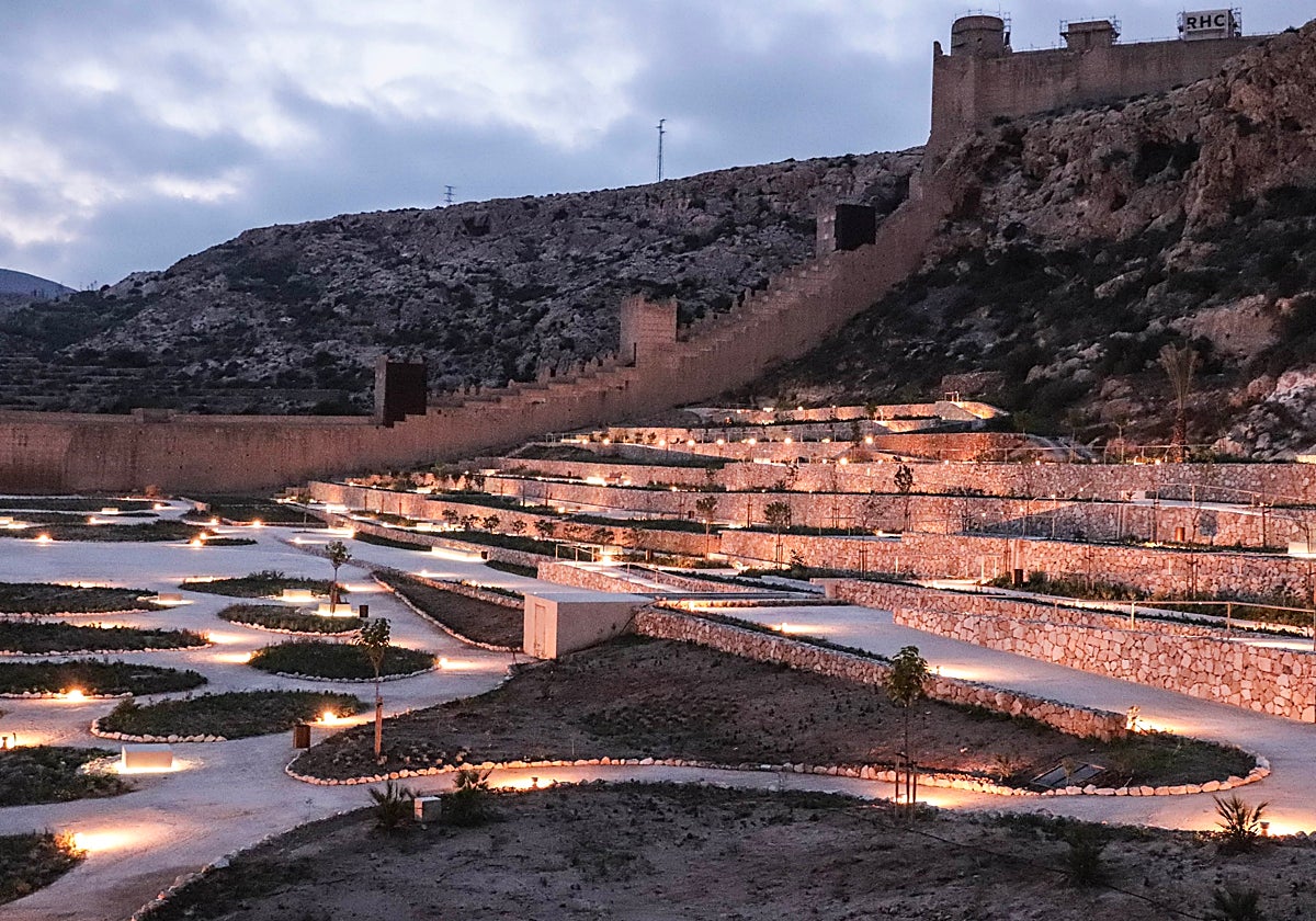 El parque de la Hoya con la Alcazaba de Almería al fondo.