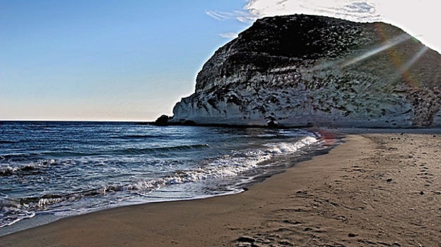 Visitar la bonita Cala de Enmedio es una espléndida excursión para realizar en los alrededores de Agua Amarga