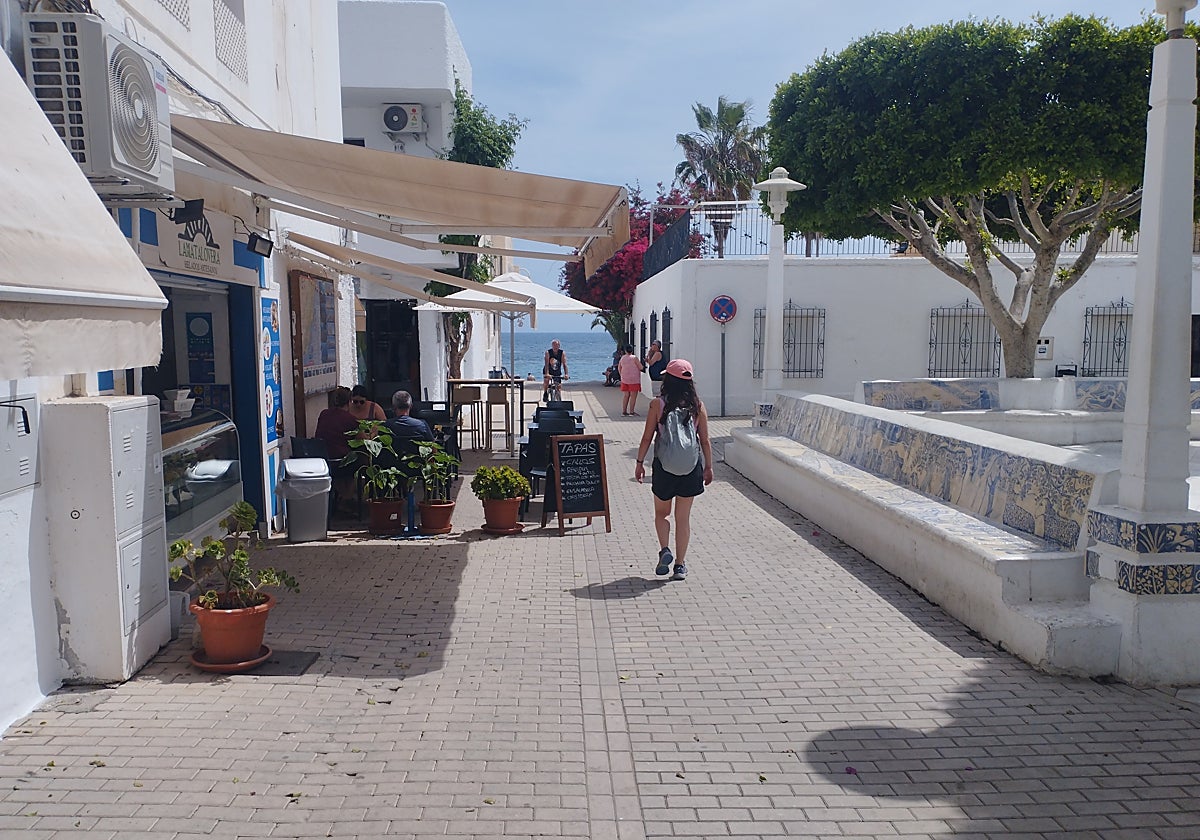 El azul del Mar Mediterráneo se intuye al final de todas las calles de la localidad de Agua Amarga