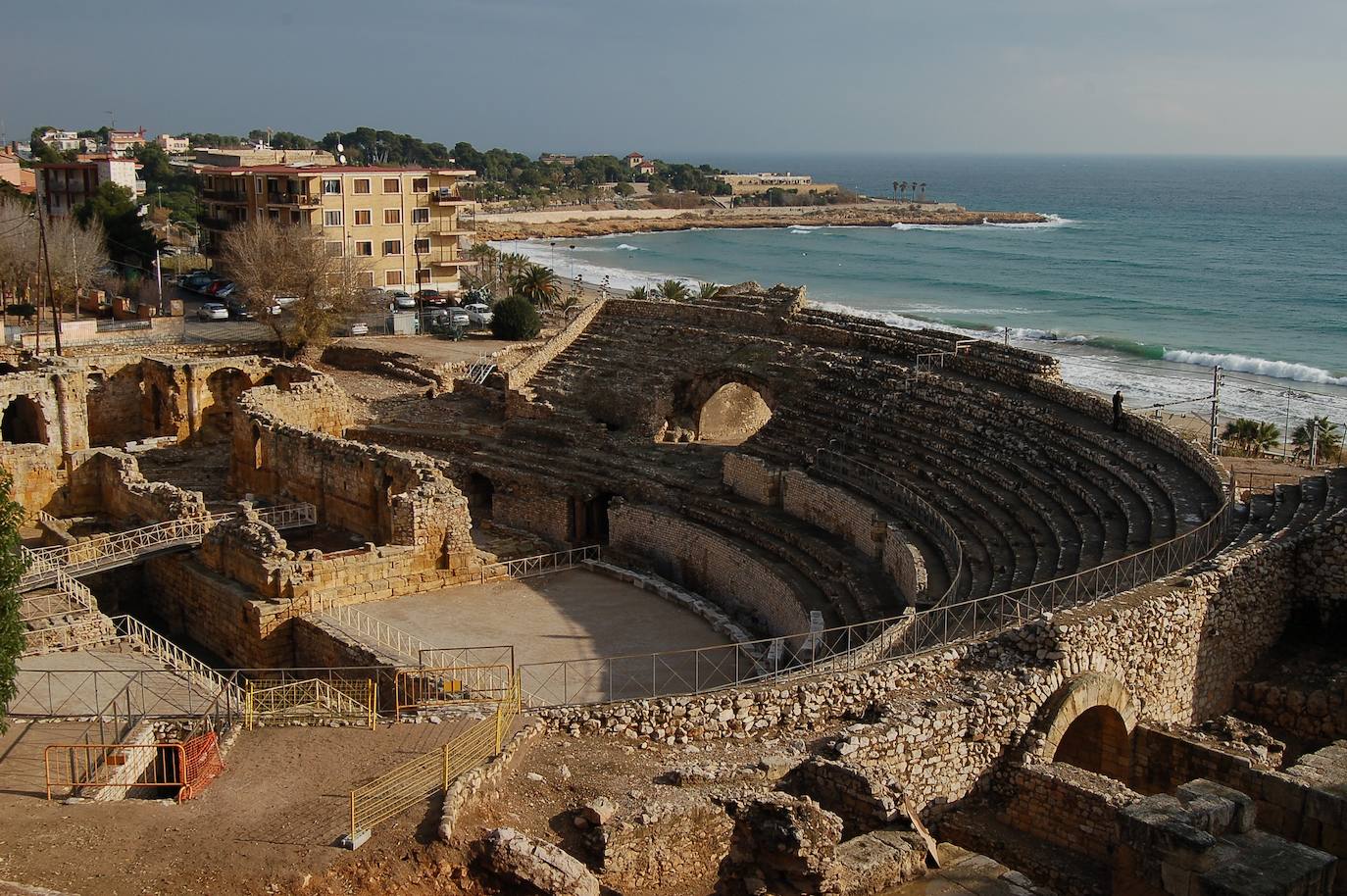 Tarraco fue una de las grandes urbes del imperio romano, en ocasiones tan bulliciosa como Roma, según decía Adriano, en la que vivieron 40.000 personas, con su anfiteatro para doce mil personas, el teatro para ocho mil, el circo para treinta mil, el templo, el acueducto, el foro. Con el puerto a sus pies, y el Mediterráneo como inmenso campo de operaciones comerciales y militares.