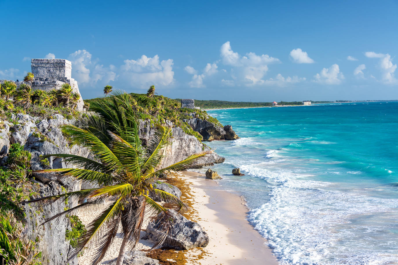 Ruinas de Tulum, Quintana Roo (México).  Con vistas al mar Caribe,  las ruinas de Tulum con uno de los lugares más visitados de la Riviera Maya. Algunos de los principales atractivos del yacimiento arqueológico son El Castillo, el Templo de los Frescos y el Templo del Dios Descendente.