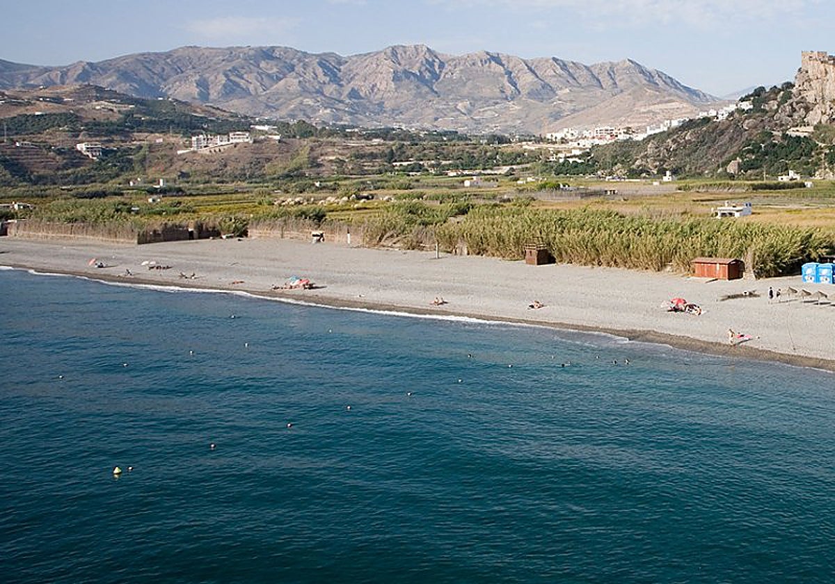La localidad granadina de Salobreña cuenta con bellas playas de agua cristalina