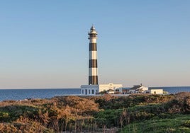 La belleza de los siete faros que vigilan las costas de Menorca