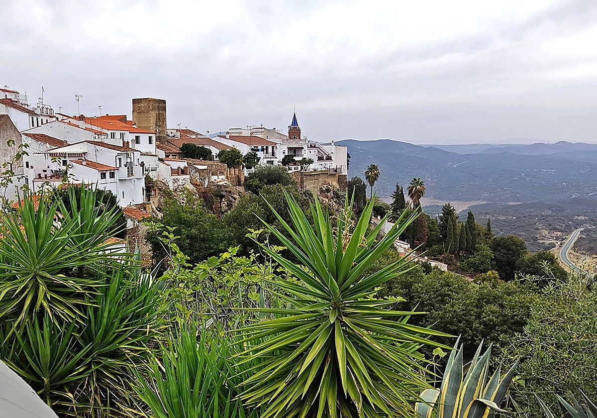 Vista de Zufre con la Torre de la Harina y la torre parroquial al fondo