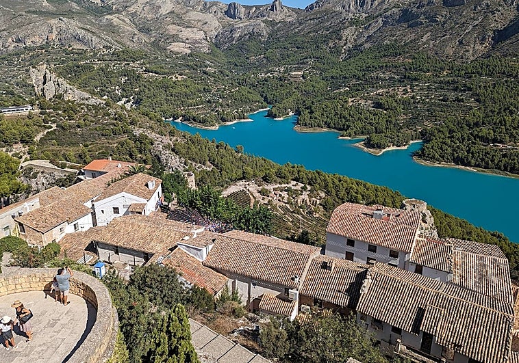 Guadalest -el pueblo y el embalse- vistos desde la parte superior del castillo