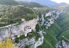 La belleza y el vértigo de un santuario que parece esculpido en mitad de la montaña