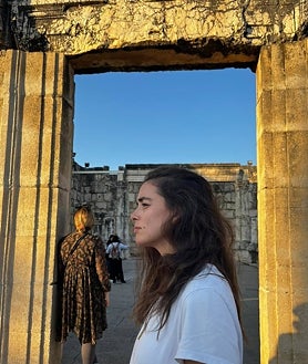 Imagen secundaria 2 - Carlota dice que disfrutó su paso por Nazaret (en la foto superior). «Ese fue un día muy especial para mí. Es el lugar donde vivió y creció Jesús, y era como si él me lo enseñara». A la izquierda, Magdala. A la derecha, Cafarnaúm