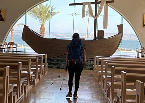 Imagen secundaria 1 - Carlota dice que disfrutó su paso por Nazaret (en la foto superior). «Ese fue un día muy especial para mí. Es el lugar donde vivió y creció Jesús, y era como si él me lo enseñara». A la izquierda, Magdala. A la derecha, Cafarnaúm