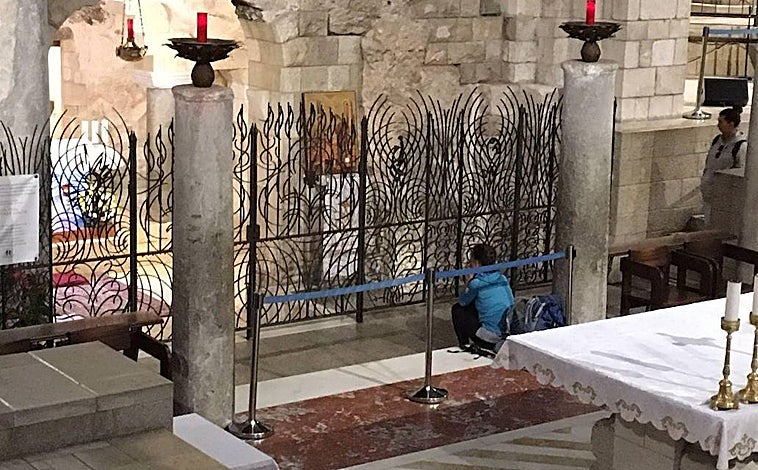 Imagen principal - Carlota dice que disfrutó su paso por Nazaret (en la foto superior). «Ese fue un día muy especial para mí. Es el lugar donde vivió y creció Jesús, y era como si él me lo enseñara». A la izquierda, Magdala. A la derecha, Cafarnaúm