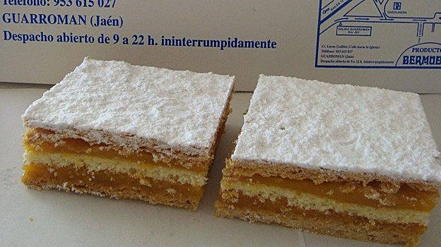 Los hojaldres artesanos, como este de la marca Bermúdez, son otra especialidad de la localidad