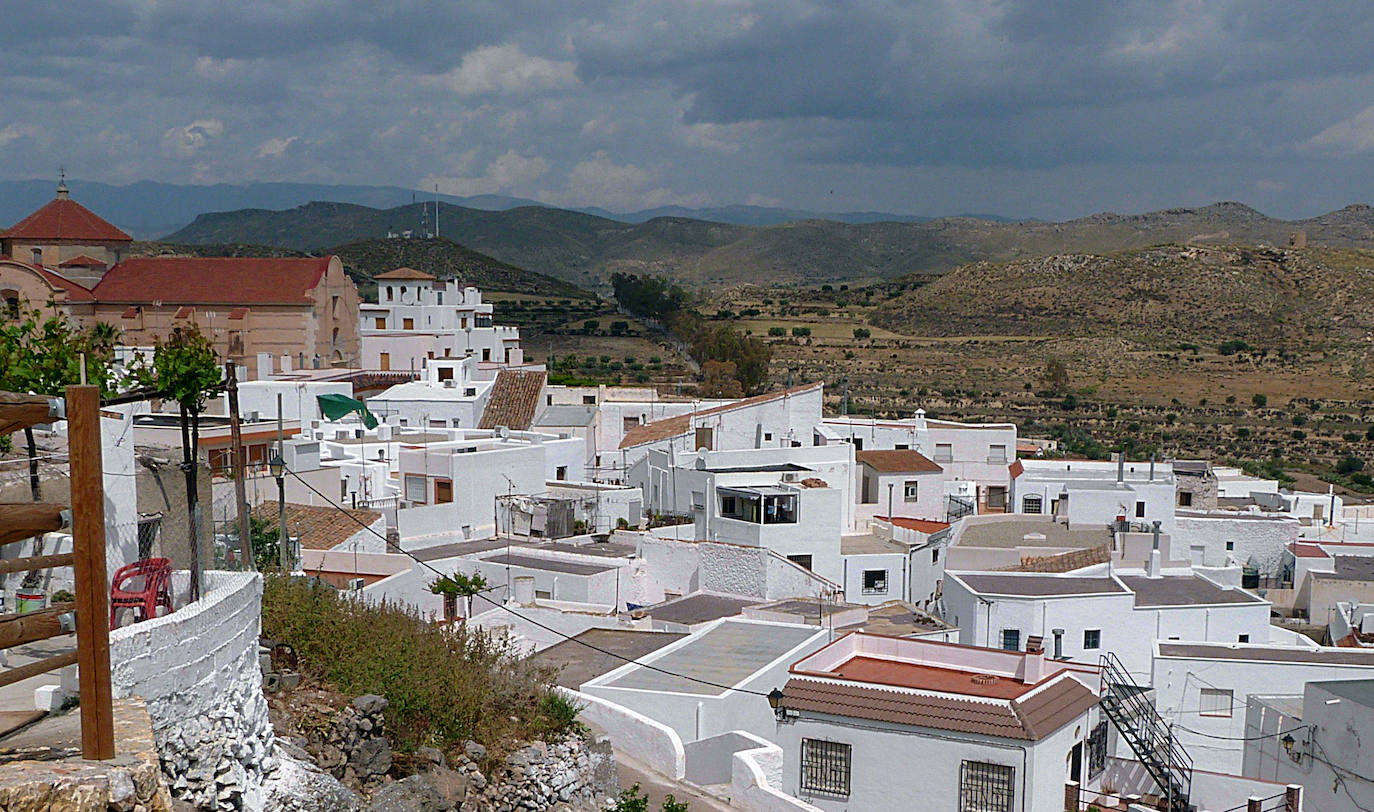 Lucainena de las Torres, Almería.  Está en la sierra Alhamilla, donde destacan sus hermosas casas blancas, calles estrechas y balcones engalanados con flores. Tiene 600 habitantes. Se pueden visitar los antiguos lavaderos públicos, donde los vecinos se reunían para lavar la ropa, y la iglesia Nuestra Señora de Montesión, destruida y saqueada por el pirata Omar-Al Askenn y, más tarde, reconstruida en el siglo XVII.