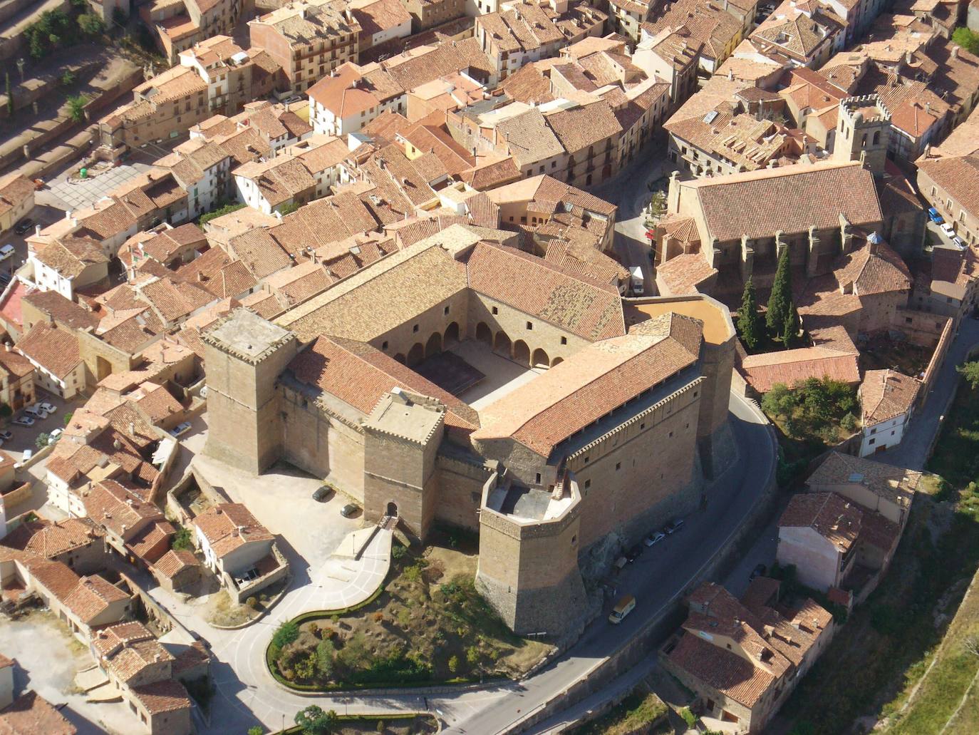 Rubielos de Mora, Teruel.  A este pueblo, Conjunto Histórico Artístico, se le conoce como el «Pórtico de Aragón». En sus calles hay casas solariegas y pequeños palacios que pertenecieron a grandes nobles, donde destaca el trabajo de la piedra y la forja, sus aleros o sus escudos. En la visita no puede faltar la antigua colegiata Santa María la Mayor y el gran retablo gótico internacional del siglo XV que guarda en su interior, dedicado a la Vida de la Virgen.