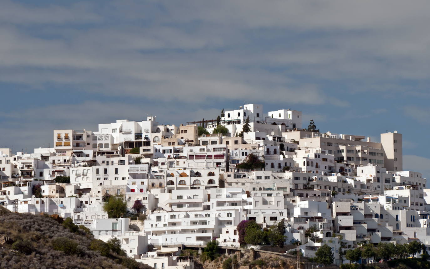 Mojácar, Almería. Este pueblo blanco que se ubica en lo alto de una montaña impresiona a los turistas. Es un entramado de calles estrechas, adornadas con flores que cuelgan de los balcones. Esta localidad ha sido en las últimas décadas un refugio de pintores, escultores, músicos... La figura del Indalo, un símbolo vinculado con el Neolítico que se localizó en la cueva de los Letreros en Vélez-Blanco, está presente en el pueblo.