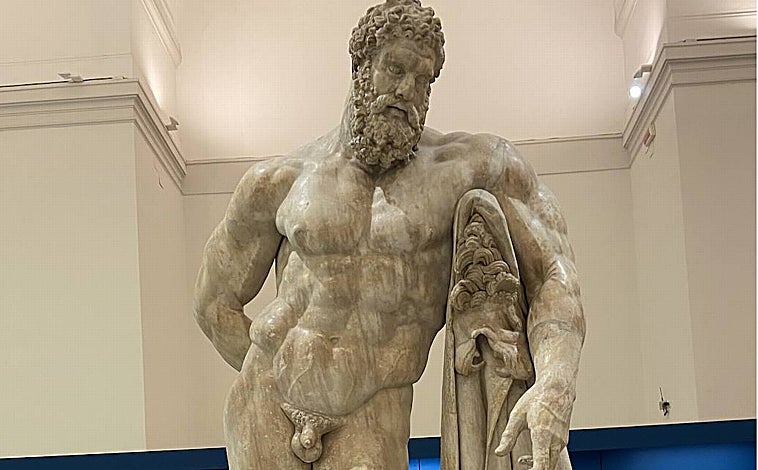 Imagen principal - Sobre estas líneas, la musa Urania, una de las colosales estatuas grecorromanas que pueden verse en el Museo Arqueológico Nacional de Nápoles. A la derecha, el Toro Farnesio, copia romana de una griega original fabricada en bronce (130 a.C.). Arriba, Hércules, una escultura en mármol del siglo III d. C., obra del escultor ateniense Glykon, una copia de la obra en bronce atribuida a Lisipo, escultor del siglo IV a. C