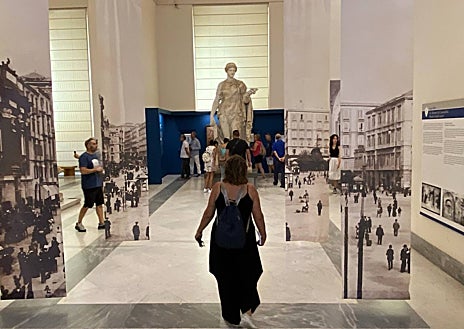 Imagen secundaria 1 - Sobre estas líneas, la musa Urania, una de las colosales estatuas grecorromanas que pueden verse en el Museo Arqueológico Nacional de Nápoles. A la derecha, el Toro Farnesio, copia romana de una griega original fabricada en bronce (130 a.C.). Arriba, Hércules, una escultura en mármol del siglo III d. C., obra del escultor ateniense Glykon, una copia de la obra en bronce atribuida a Lisipo, escultor del siglo IV a. C