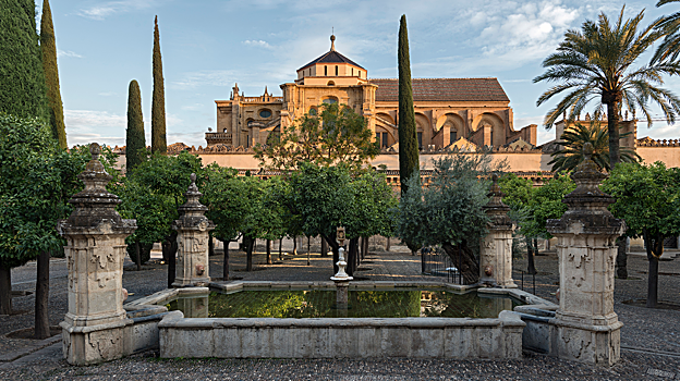 Imagen del patio de los Naranjos de la Mezquita-Catedral de Córdoba