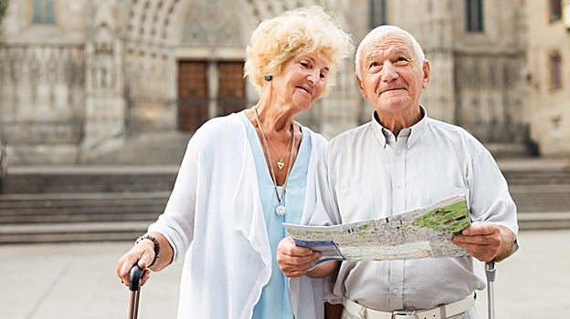 Imagen de archivo de una pareja de personas mayores durante un viaje
