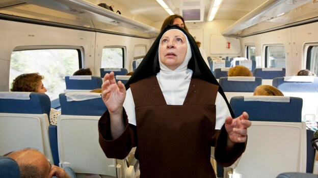 Personaje de Santa Teresa de Jesús en el tren temático con destino a Ávila