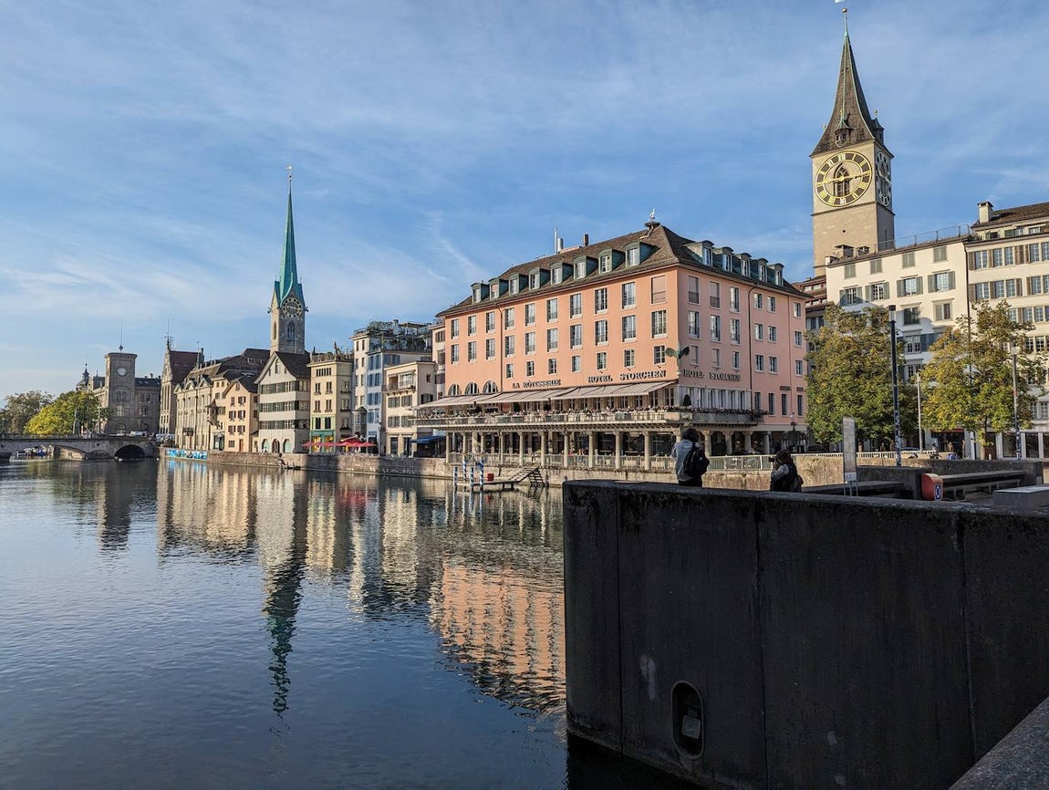 A la izquierda, la iglesia de Fraumünster, con su inconfundible torre verde. A la derecha, la torre de San Pedro. El río Limmat siempre está presente en Zúrich.