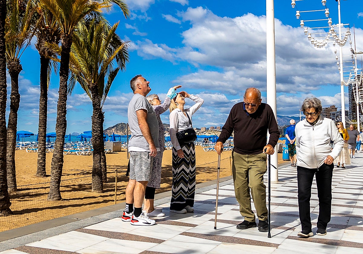 Personas mayores de turismo en Benidorm