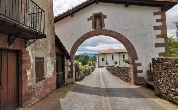 El Arco de la Peste, del siglo XVII, en Amaiur, marcado por la leyenda que cuenta que protegió a los vecinos del pueblo de una peste que acabó con todo el ganad