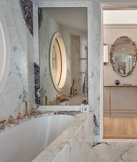 Imagen secundaria 2 - Vistas desde la suite Le Poete, el bar del hotel y uno de los años, pues la decoración abunda en mármoles y espejos.