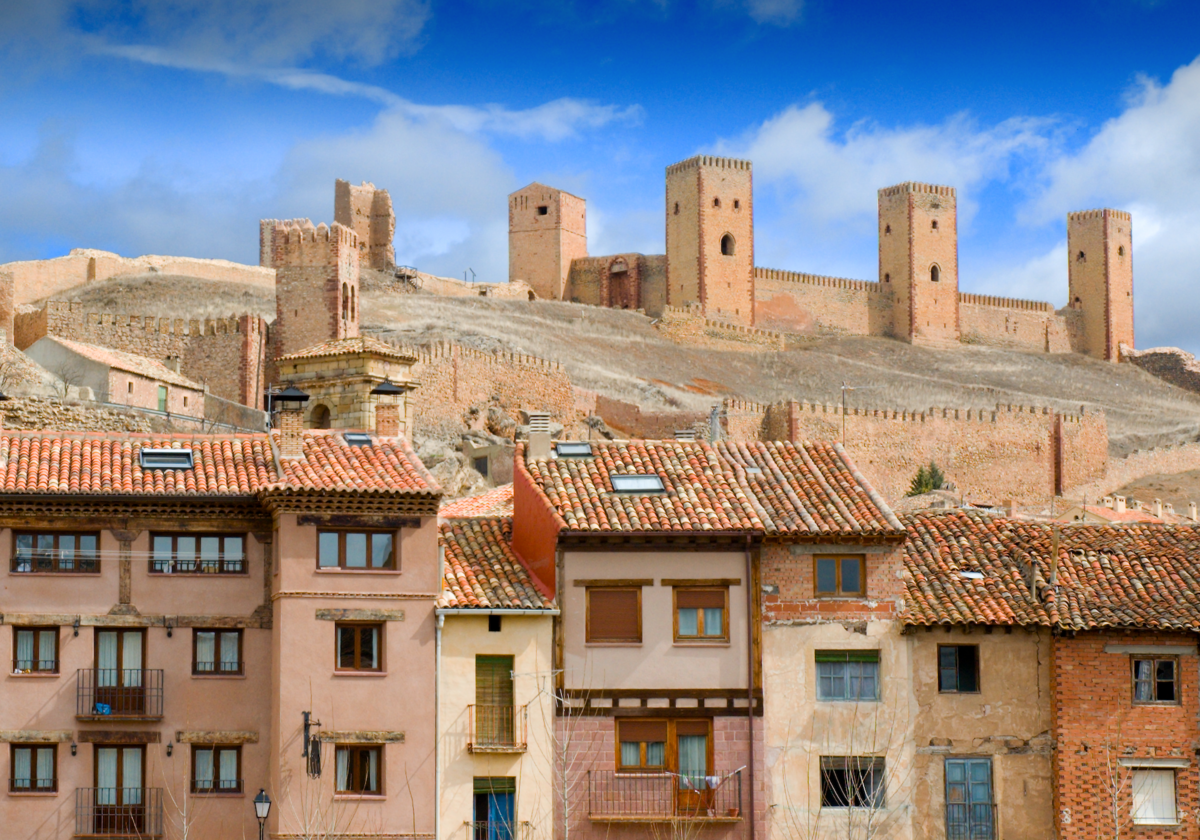 Imagen del pueblo de Molina de Aragón con el castillo al fondo