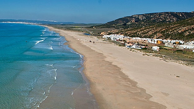 Vista de la playa Virgen del Carmen en Zahara de los Atunes.