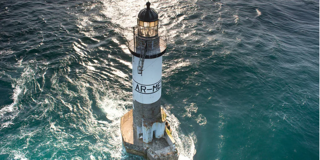 La costa que concentra el mayor número de faros del mundo, entre el cielo y el infierno