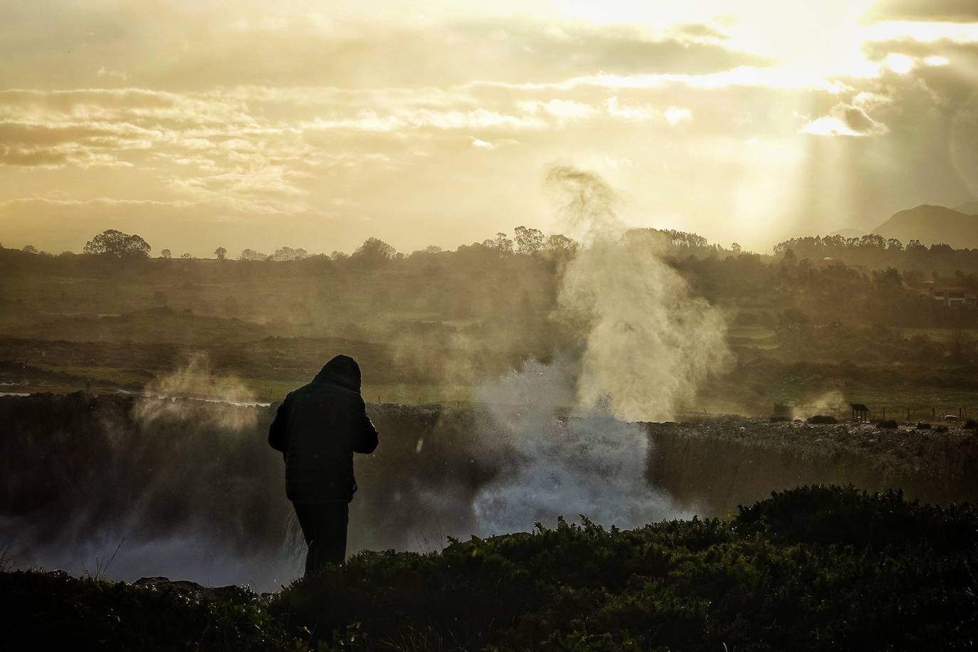 El mar brama al ascender por estas chimeneas de caliza horadadas al alimón por el oleaje y las lluvias y sale a la superficie al estilo géiser, formando surtidores de agua pulverizada en gotas de hasta 20 m de altura