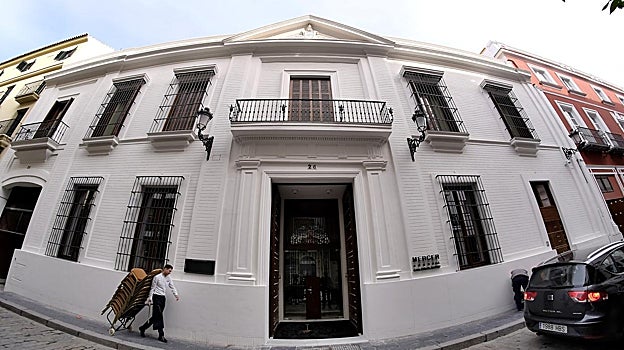 Puerta principal del hotel Mercer Sevilla