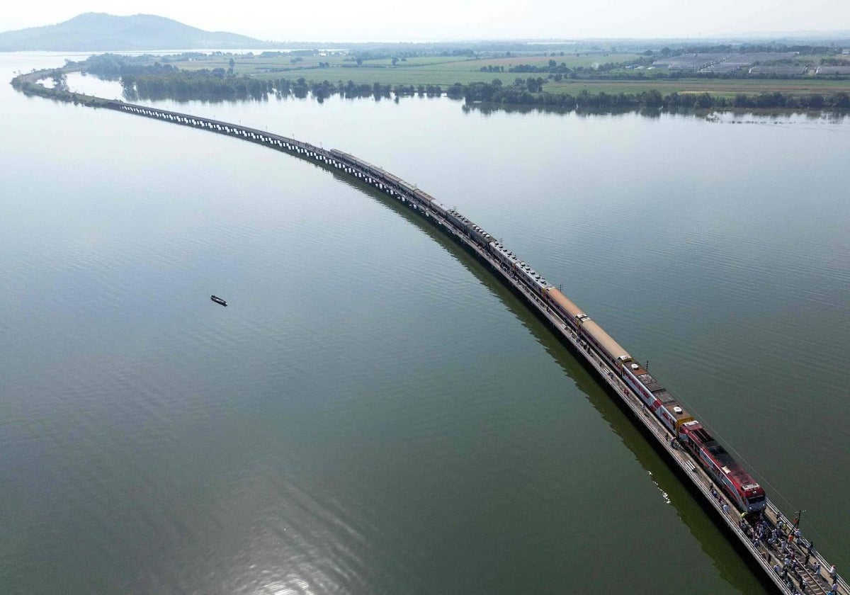 Esta fotografía aérea tomada el 4 de noviembre muestra el popular "tren flotante" durante una parada para tomar fotos en medio de la presa Pasak Jolasid, el embalse más grande de Tailandia. en la provincia de Lopburi.