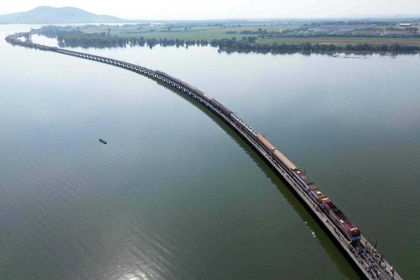 Esta fotografía aérea tomada el 4 de noviembre muestra el popular "tren flotante" durante una parada para tomar fotos en medio de la presa Pasak Jolasid, el embalse más grande de Tailandia. en la provincia de Lopburi.