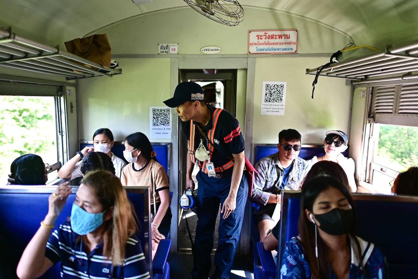 La mayoría de los turistas son locales. El tren todavía no ha entrado en los programas de los extranjeros que visitan Tailandia.