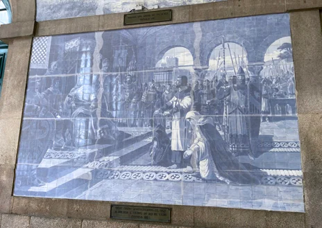 Imagen secundaria 1 - Paneles de azulejos que relatan momentos históricos de Portugal y detalles del techo de la estación de São Bento