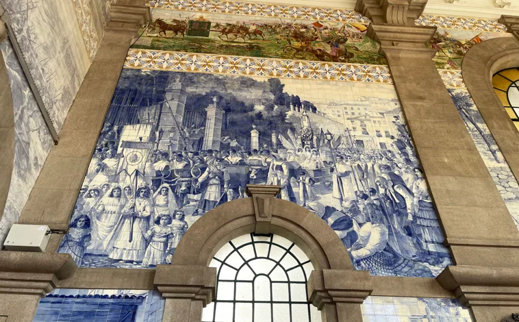 Imagen principal - Paneles de azulejos que relatan momentos históricos de Portugal y detalles del techo de la estación de São Bento