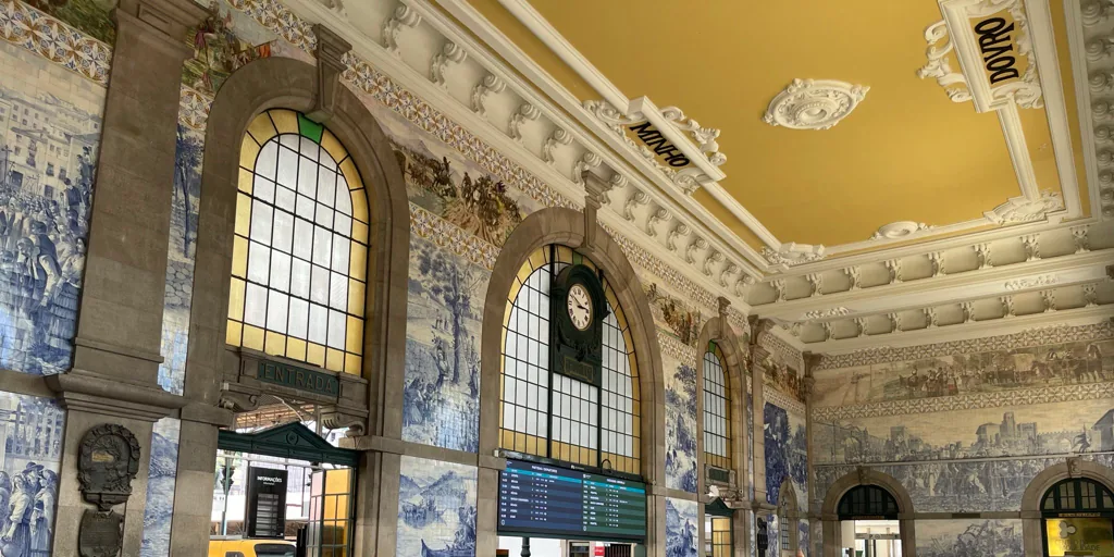 Una de las estaciones de tren más bonitas del mundo, decorada con más de 20.000 azulejos