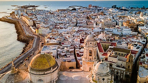 Vista del atardecer en el centro histórico de Cádiz.