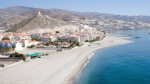 Vista parcial de Castell de Ferro, presidida por su castillo