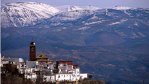 Laroles, en invierno, con Sierra Nevada como telón de fondo