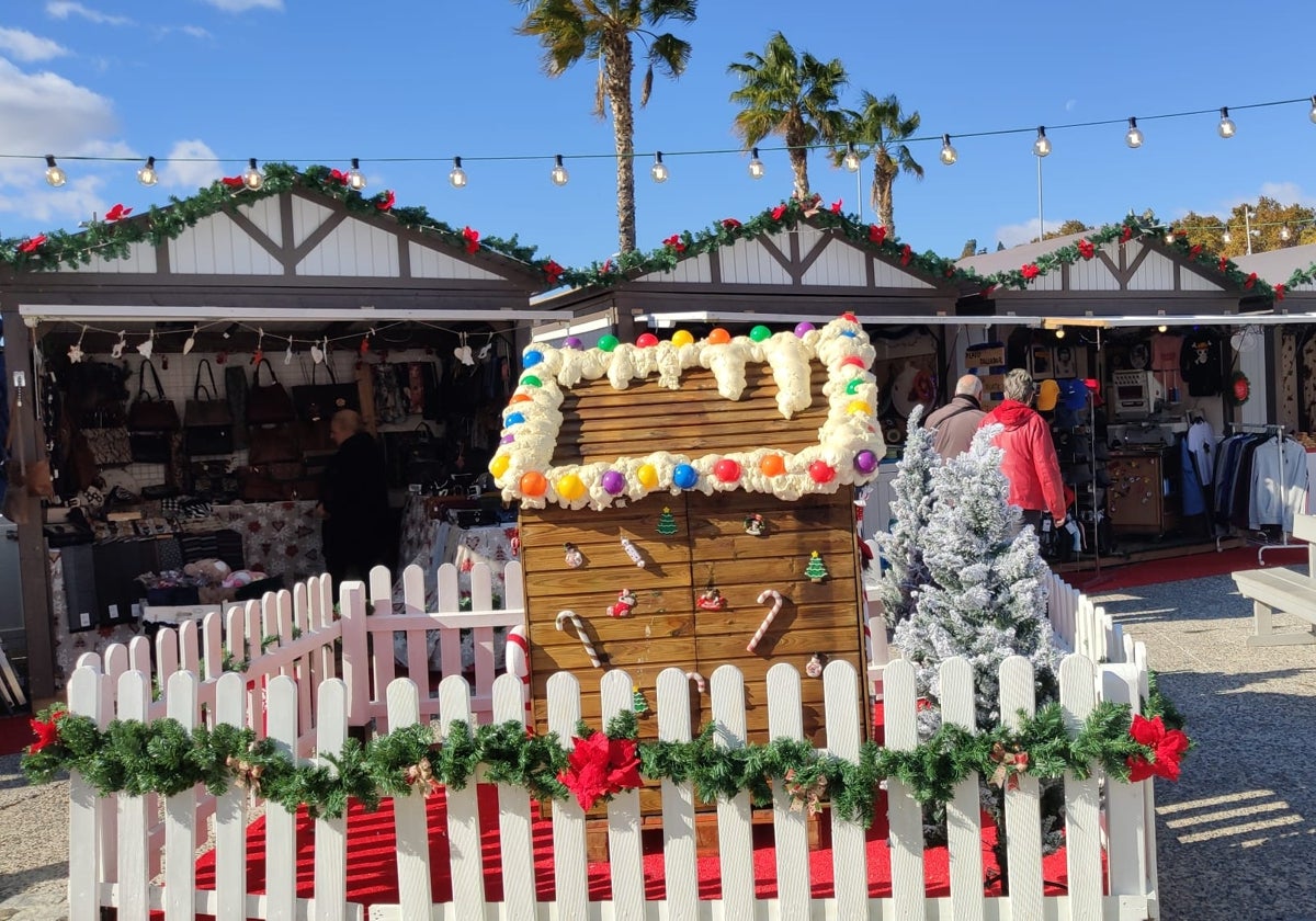 Detalle de decoración en el mercadillo navideño del Muelle Uno en Málaga.