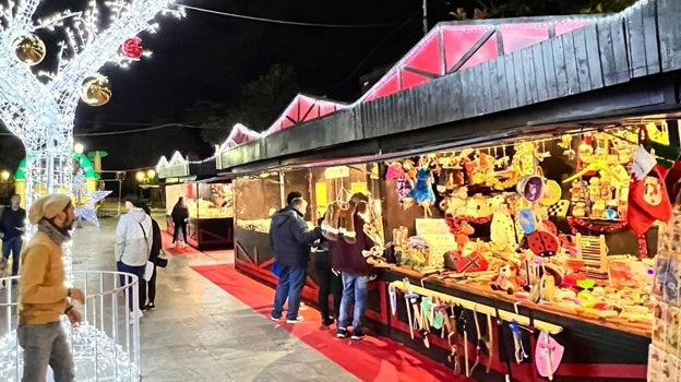 Puestos de venta en el mercadillo navideño de Jaén.