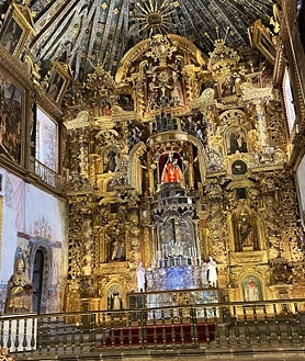 Imagen secundaria 2 - En la foto superior, el ajetreo de las calles de Iquitos. Sobre estas líneas, un rincón del barrio de San Blas, en Cuzco. A la derecha, la iglesia de San Pedro, en Andahuaylillas.